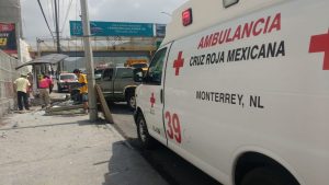 VEHÍCULO PIERDE EL CONTROL FRENTE A WAL-MART A LA ALTURA DE GARZA SADA EN MONTERREY, UNA MUJER QUE SE ENCONTRABA EN LA PARADA DE AUTOBUSES RESULTÓ LESIONADA AL SER ARROLLADA. EN EL LUGAR YA SE ENCUENTRAN LAS AUTORIDADES CORRESPONDIENTES, MÁS INFORMACIÓN EN UNOS MOMENTOS MÁS.