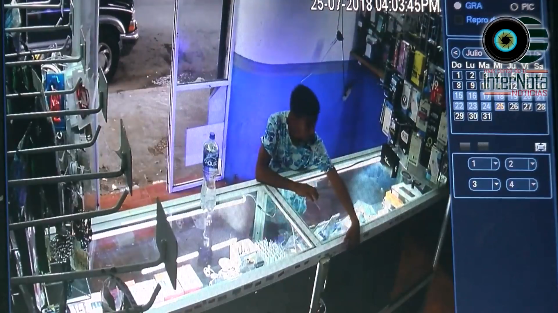 CÁMARA DE SEGURIDAD CAPTA EL MOMENTO DE UN ROBO DE CELULARES DE UNA TIENDA EN LA COL. UNIDAD MODELO