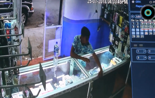CÁMARA DE SEGURIDAD CAPTA EL MOMENTO DE UN ROBO DE CELULARES DE UNA TIENDA EN LA COL. UNIDAD MODELO