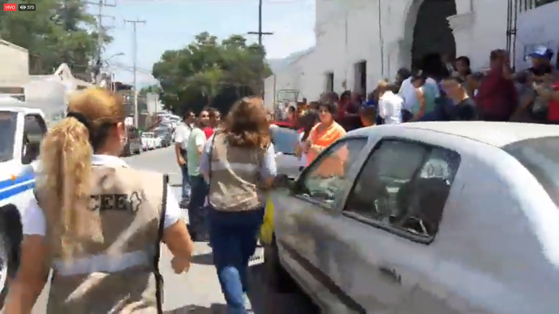 PROTESTAN SIMPATIZANTES Y EX-CANDIDATOS DE DISTINTOS PARTIDOS A LAS AFUERAS DE LA COMISIÓN MUNICIPAL ELECTORAL DE SANTIAGO,N.L