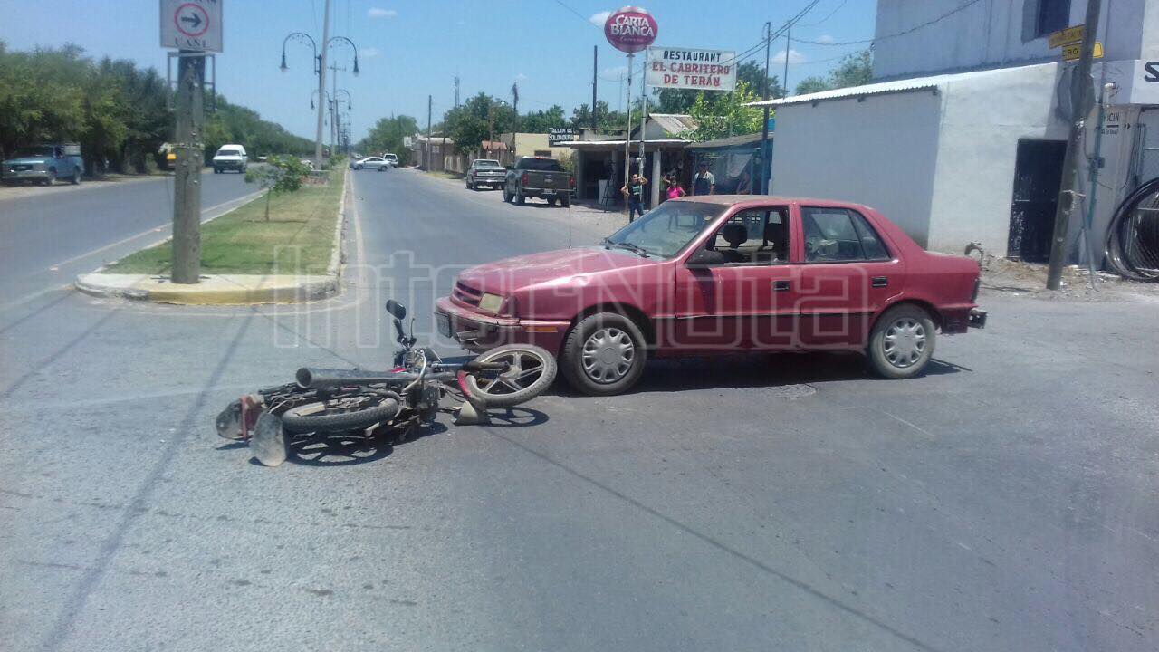 VEHÍCULO IMPACTA A MOTOCICLETA, HAY UN LESIONADO.