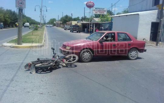 VEHÍCULO IMPACTA A MOTOCICLETA, HAY UN LESIONADO.