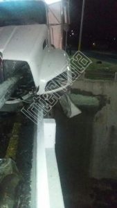 PIERDE EL CONTROL Y TERMINA INCRUSTADO EN VALLA DE SEGURIDAD SOBRE RETORNO A DESNIVEL.