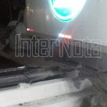 PIERDE EL CONTROL Y TERMINA INCRUSTADO EN VALLA DE SEGURIDAD SOBRE RETORNO A DESNIVEL.