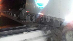 PIERDE EL CONTROL Y TERMINA INCRUSTADO EN VALLA DE SEGURIDAD SOBRE RETORNO A DESNIVEL.