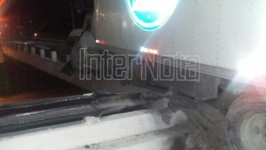 PIERDE EL CONTROL Y TERMINA INCRUSTADO EN VALLA DE SEGURIDAD SOBRE RETORNO A DESNIVEL.