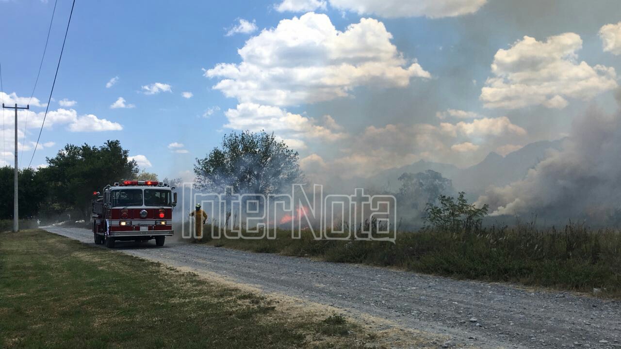 SE PRESENTA UN FUERTE INCENDIO DE PASTIZAL