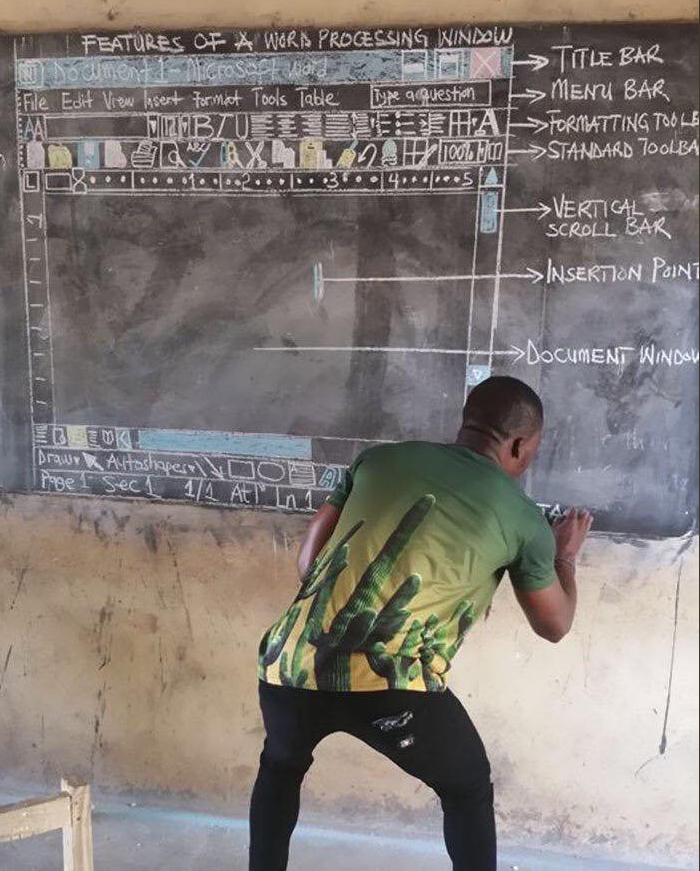 ¿RECUERDAN AL PROFESOR EN ÁFRICA QUE ENSEÑABA A SUS ALUMNOS A USAR WORD SIN UNA COMPUTADORA Y SOLO CON GIS Y PIZARRÓN?,¡PUES MICROSOFT LO APOYÓ Y ACONDICIONÓ SU AULA!