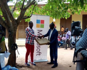 ¿RECUERDAN AL PROFESOR EN ÁFRICA QUE ENSEÑABA A SUS ALUMNOS A USAR WORD SIN UNA COMPUTADORA Y SOLO CON GIS Y PIZARRÓN?,¡PUES MICROSOFT LO APOYÓ Y ACONDICIONÓ SU AULA!