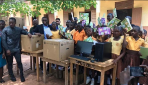 ¿RECUERDAN AL PROFESOR EN ÁFRICA QUE ENSEÑABA A SUS ALUMNOS A USAR WORD SIN UNA COMPUTADORA Y SOLO CON GIS Y PIZARRÓN?,¡PUES MICROSOFT LO APOYÓ Y ACONDICIONÓ SU AULA!