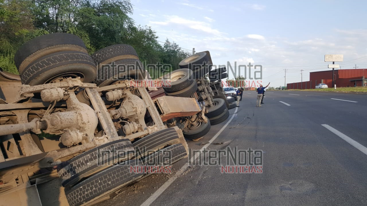 GRÚA QUE TRANSPORTABA UN REMOLQUE QUE POR LA MAÑANA SE VOLCÓ A LA ALTURA DE LAZARILLOS TERMINA TAMBIÉN VOLCADA METROS MÁS ADELANTE.