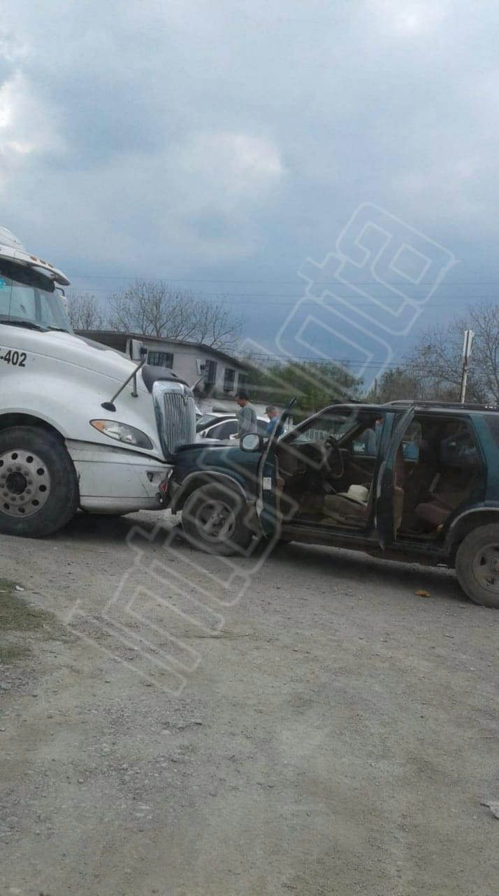 SE ESTRELLAN DE FRENTE TRACTO CAMIÓN Y CAMIONETA EN DONDE NO RESULTAN PERSONAS LESIONADAS.