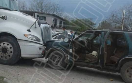 SE ESTRELLAN DE FRENTE TRACTO CAMIÓN Y CAMIONETA EN DONDE NO RESULTAN PERSONAS LESIONADAS.
