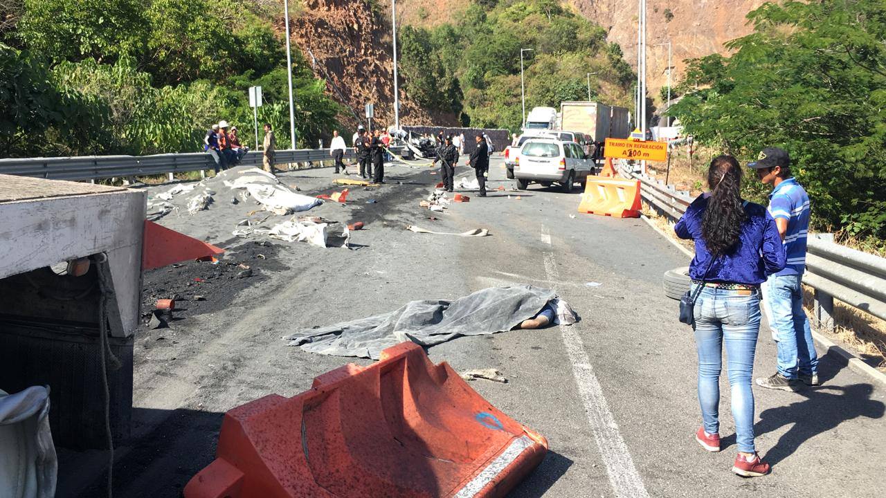 SE REGISTRA UN ACCIDENTE MÚLTIPLE EN EL KILÓMETRO 42 DE MAXIPISTA , MAZATLAN - DURANGO EN DONDE APARENTEMENTE SE PRESENTA VARIAS PERSONAS LESIONADAS Y UNA SIN VIDA.