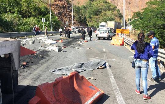 SE REGISTRA UN ACCIDENTE MÚLTIPLE EN EL KILÓMETRO 42 DE MAXIPISTA , MAZATLAN - DURANGO EN DONDE APARENTEMENTE SE PRESENTA VARIAS PERSONAS LESIONADAS Y UNA SIN VIDA.