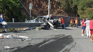 SE REGISTRA UN ACCIDENTE MÚLTIPLE EN EL KILÓMETRO 42 DE MAXIPISTA , MAZATLAN - DURANGO EN DONDE APARENTEMENTE SE PRESENTA VARIAS PERSONAS LESIONADAS Y UNA SIN VIDA.