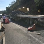 SE REGISTRA UN ACCIDENTE MÚLTIPLE EN EL KILÓMETRO 42 DE MAXIPISTA , MAZATLAN - DURANGO EN DONDE APARENTEMENTE SE PRESENTA VARIAS PERSONAS LESIONADAS Y UNA SIN VIDA.