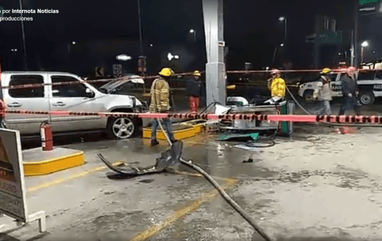 CAMIONETA SE IMPACTA CON UNA BOMBA DE GASOLINA UBICADA EN CARRETERA NACIONAL Y LERDO DE TEJADA EN ALLENDE. POSTERIOR A ESTE ACCIDENTE SE IMPACTAN DOS TRAILERS EN LIBRAMIENTO A CADEREYTA.