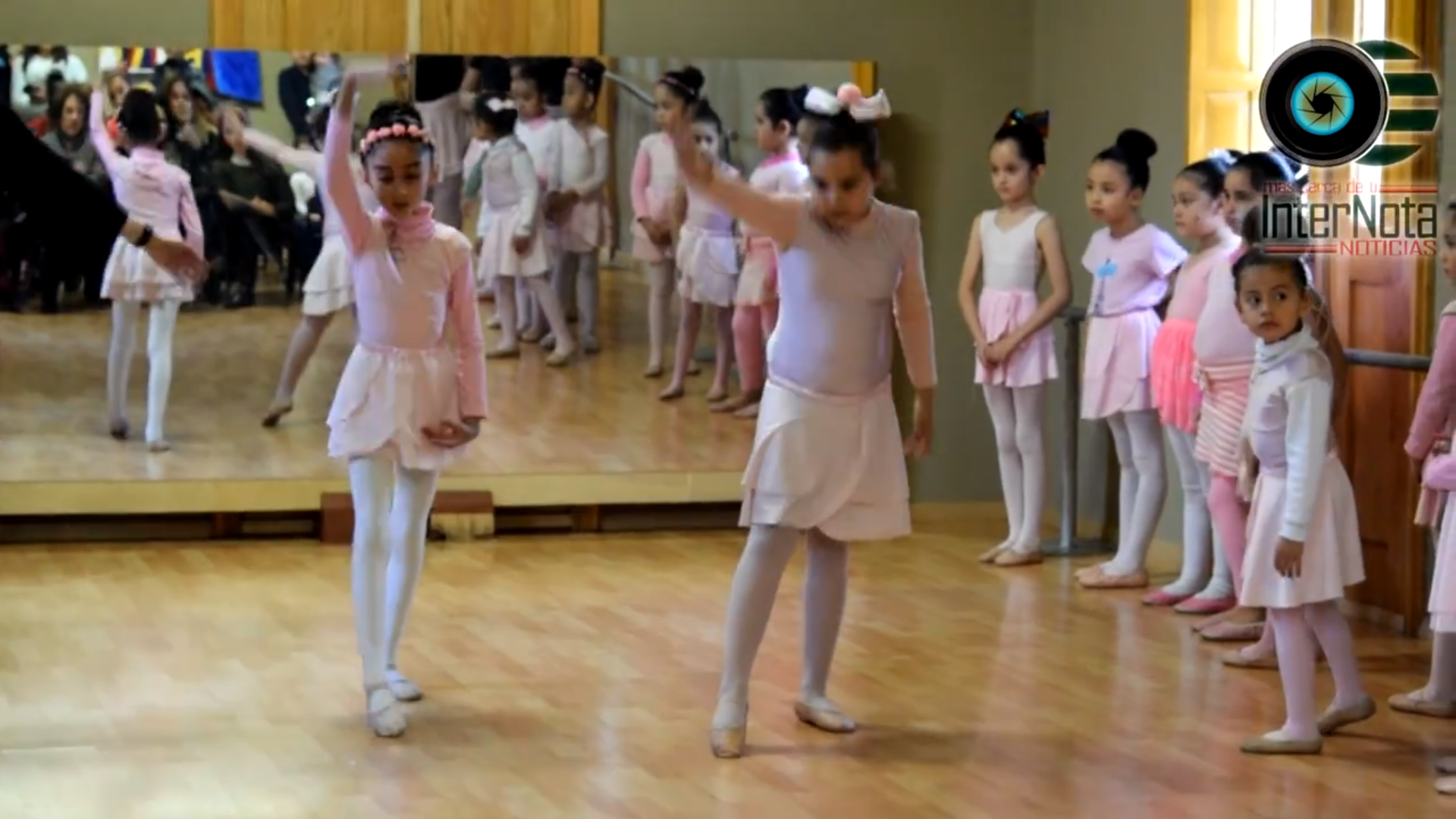 ENTREGAN RECONOCIMIENTO A LA MAESTRA DE DANZA DEL BALLET ELENA MARGARITA SALAZAR CAVAZOS POR LA TRAYECTORIA, EN ALLENDE N.L