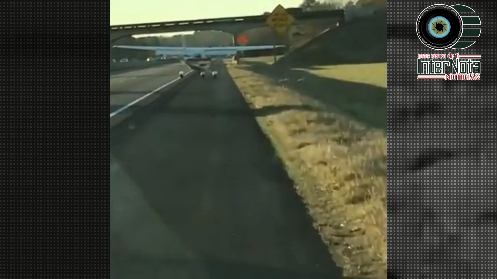 AVIONETA ATERRIZA DE EMERGENCIA EN AUTOPISTA DE ALABAMA