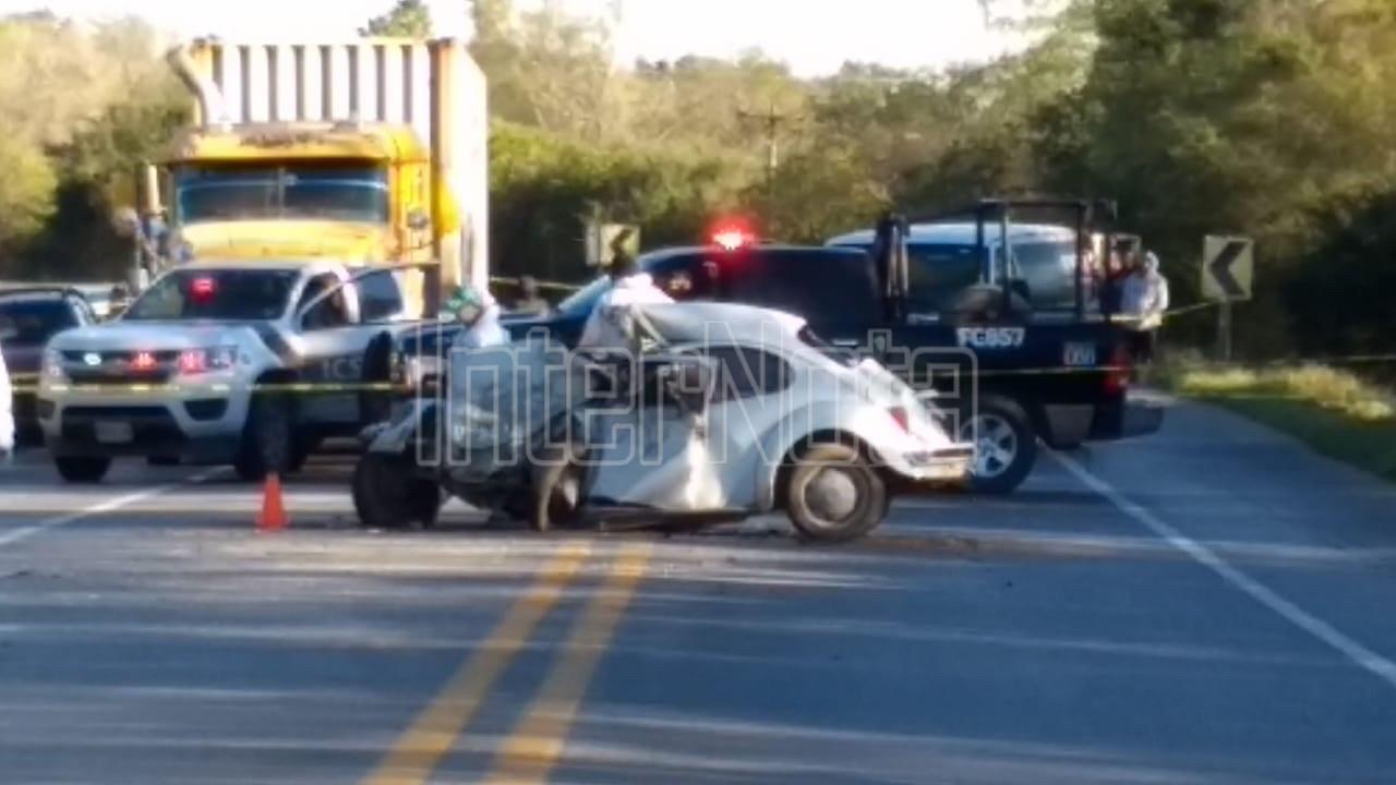 ELEMENTOS DE CRUZ ROJA DELEGACIÓN ALLENDE SE ENCUENTRAN LIBERANDO EL CUERPO DE LA PERSONA FALLECIDA EN EL ACCIDENTE QUE OCURRIÓ EN LA MADRUGADA DEL DÍA DE HOY EN ATONGO.