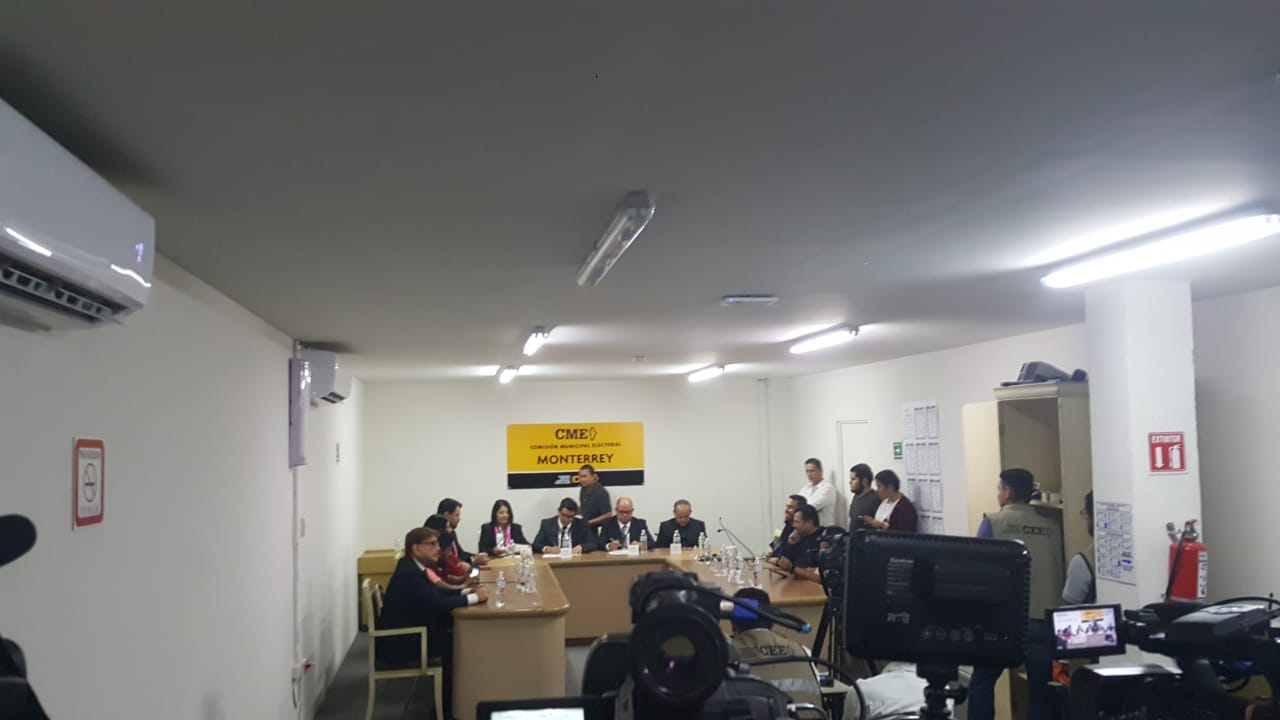 HACEN ENTREGA DE CONSTANCIA AL ALCALDE ELECTO ADRIÁN DE LA GARZA EN MONTERREY, N.L.