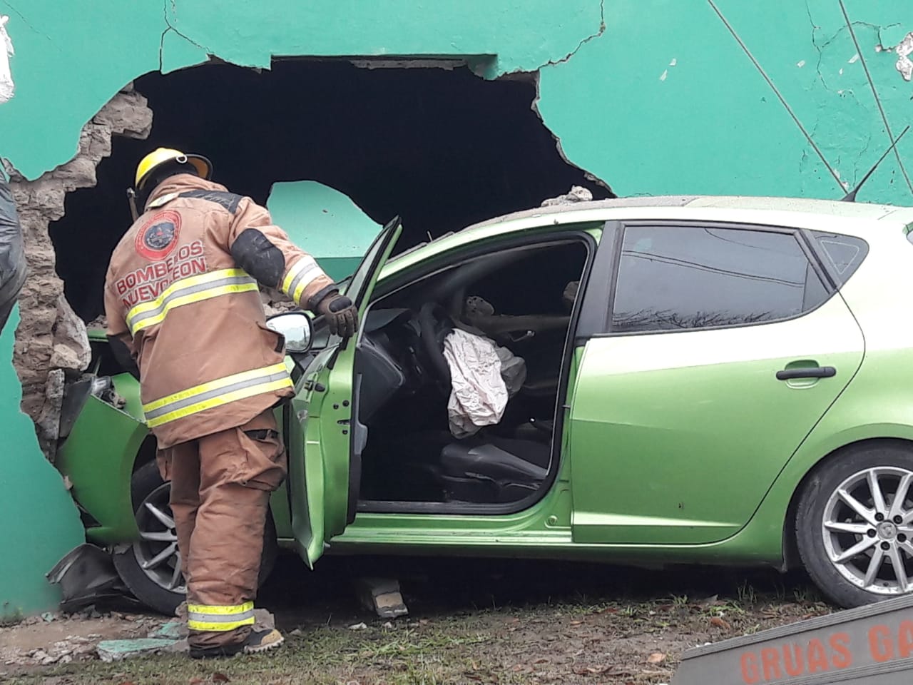 SE SALE DE LA CARPETA ASFÁLTICA Y TERMINA DENTRO DE DOMICILIO