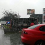 PIERDE EL CONTROL Y TERMINA VOLCADO