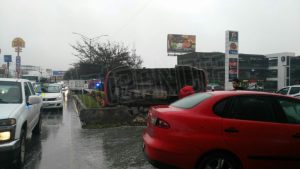 PIERDE EL CONTROL Y TERMINA VOLCADO