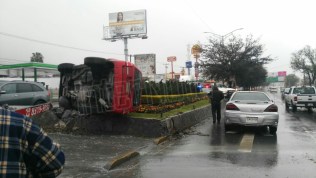 PIERDE EL CONTROL Y TERMINA VOLCADO