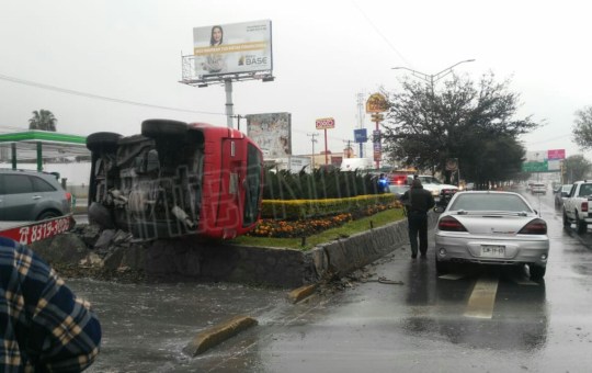 PIERDE EL CONTROL Y TERMINA VOLCADO