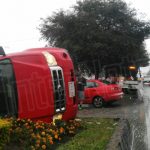 PIERDE EL CONTROL Y TERMINA VOLCADO