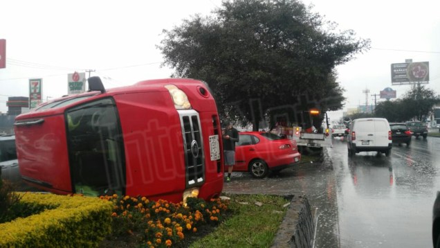 PIERDE EL CONTROL Y TERMINA VOLCADO