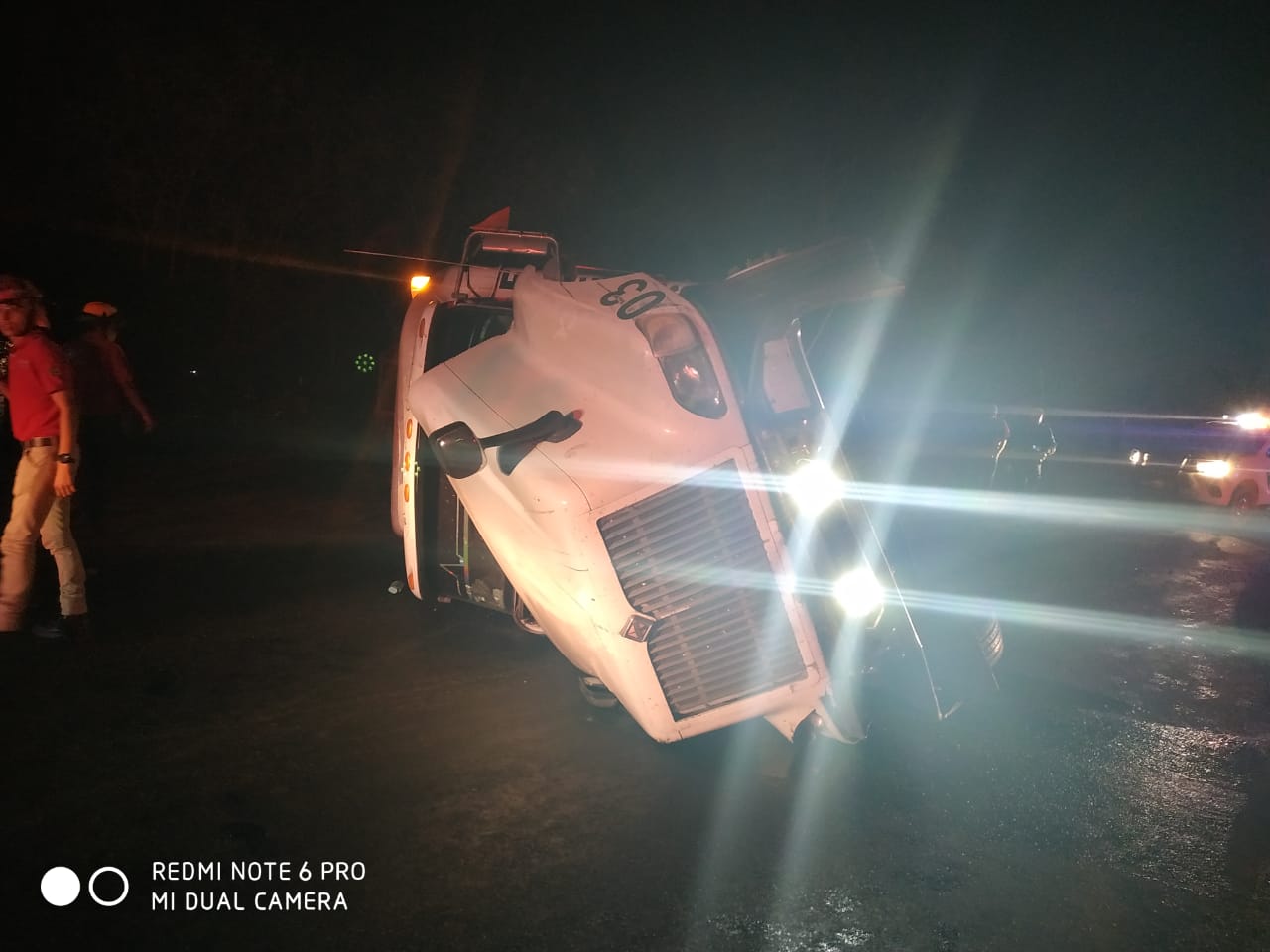 VUELCA TRACTOCAMION EN CARRETERA NACIONAL PRESUNTAMENTE ROBADO EN TAMAULIPAS