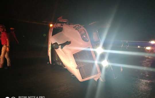 VUELCA TRACTOCAMION EN CARRETERA NACIONAL PRESUNTAMENTE ROBADO EN TAMAULIPAS