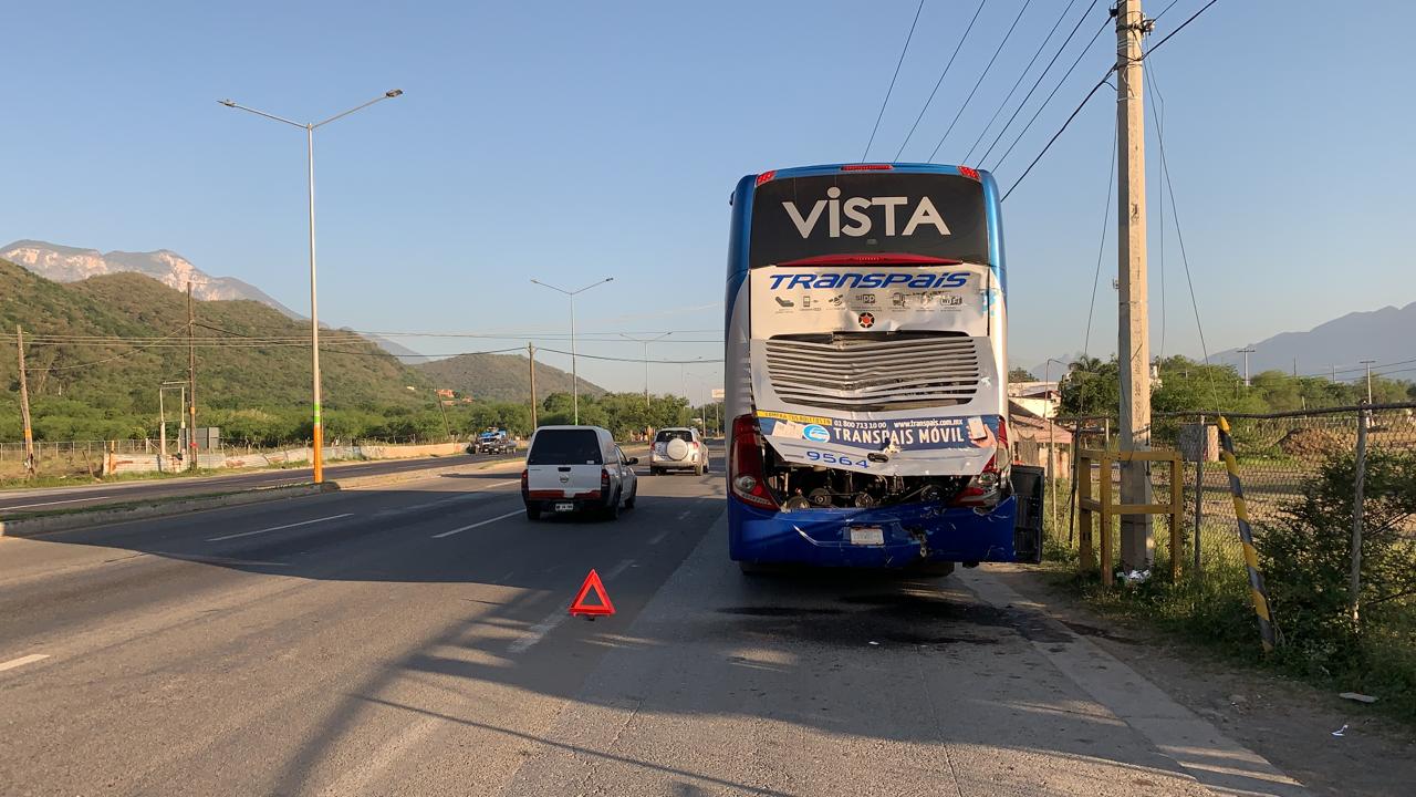 AUTOBUS TRANSPAIS ES IMPACTADO EN LA PARTE TRASERA POR EL AUTOBUS DEL GRUPO SENDA ESTO EN EL ACCIDENTE OCURRIDO EN CARRETERA NACIONAL A LA ALTURA DE LOS CAVAZOS EN SANTIAGO, DONDE PRESUNTAMENTE ALGUNOS CABALLOS INVADEN CARRIL Y AL FRENAR EL TRANSPAIS ES IMPACTADO POR EL OTRO AUTOBUS DONDE UNA MENOR RESULTA CON LEVES LESIONES.
