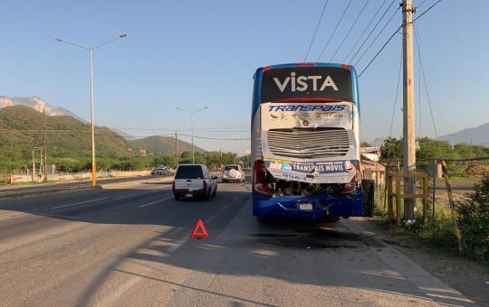 AUTOBUS TRANSPAIS ES IMPACTADO EN LA PARTE TRASERA POR EL AUTOBUS DEL GRUPO SENDA ESTO EN EL ACCIDENTE OCURRIDO EN CARRETERA NACIONAL A LA ALTURA DE LOS CAVAZOS EN SANTIAGO, DONDE PRESUNTAMENTE ALGUNOS CABALLOS INVADEN CARRIL Y AL FRENAR EL TRANSPAIS ES IMPACTADO POR EL OTRO AUTOBUS DONDE UNA MENOR RESULTA CON LEVES LESIONES.