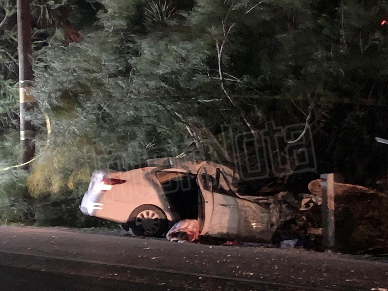 FALLECE CONDUCTOR AL CHOCAR CONTRA ÁRBOL