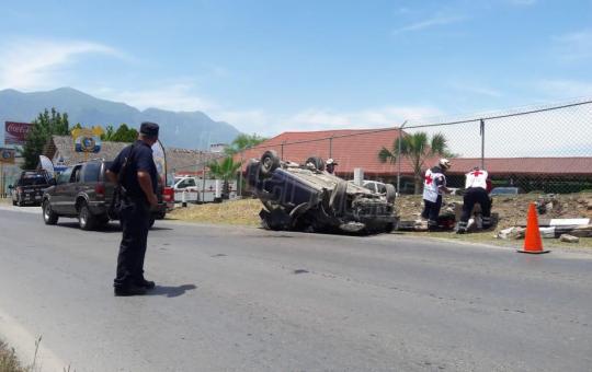 #ENVIVO SE REGISTRA VOLCADURA EN CARRETERA SAN MATEO SANTIAGO N.L. EXTREMEN PRECAUCIONES...