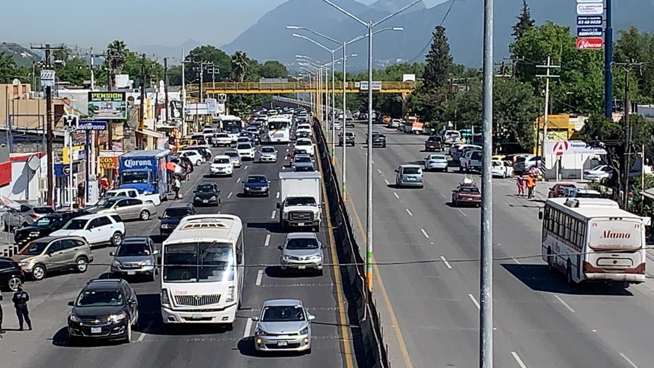 GRAN TRÁFICO SE PRESENTA EN CARRETERA NACIONAL EN LA ENTRADA A LA COLA DE CARBALLO EN SANTIAGO NL