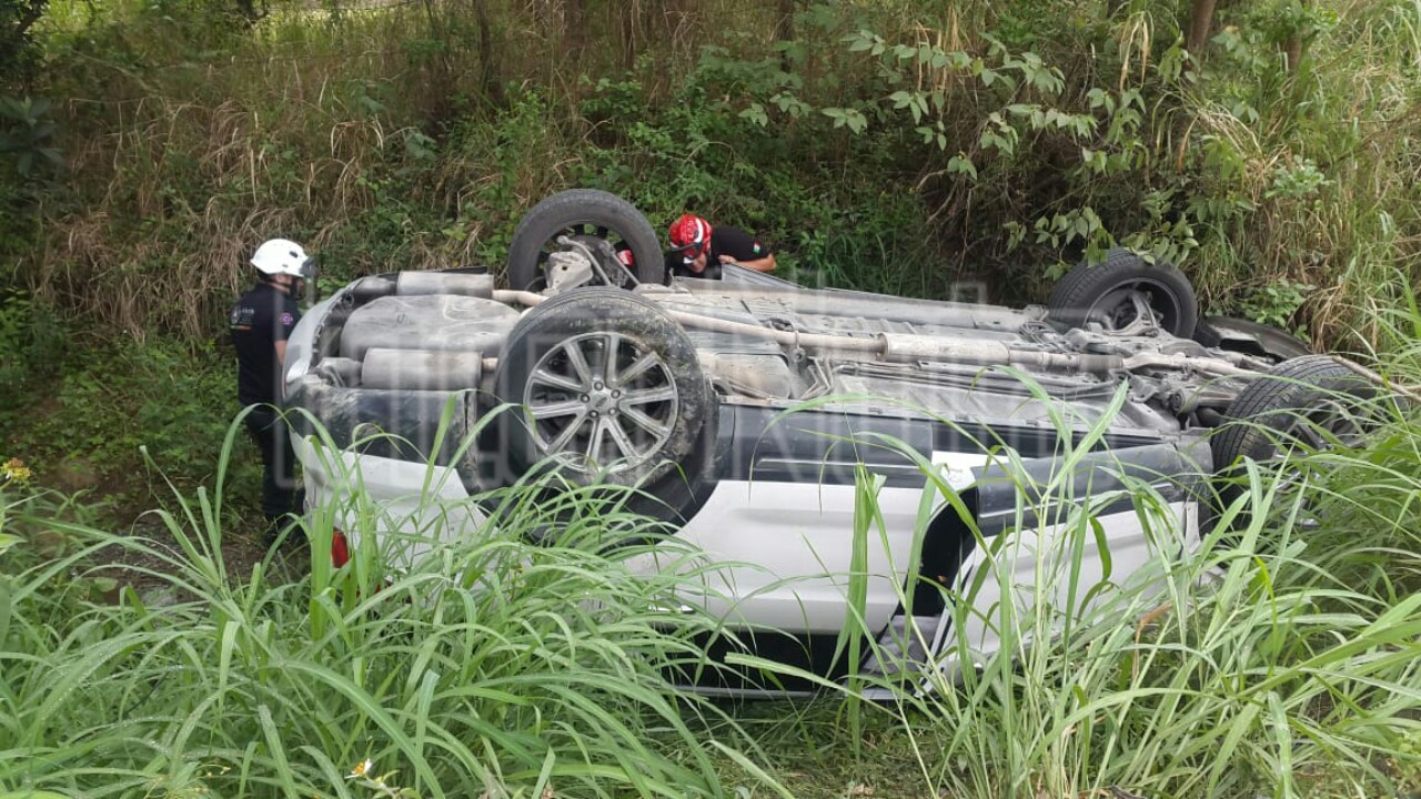 #ENVIVO UN MENOR DE EDAD Y UNA MUJER RESULTAN LESIONADOS EN #ACCIDENTE.