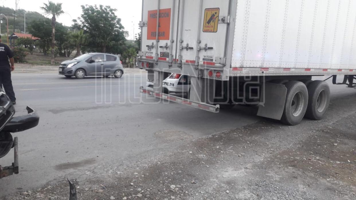 CAMIONETA SE IMPACTA CONTRA TRÁILER, SOLAMENTE DAÑOS MATERIALES