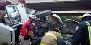 PERSONA QUEDA PRENSADA EN VOLCADURA DE TRÁILER