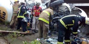 PERSONA QUEDA PRENSADA EN VOLCADURA DE TRÁILER