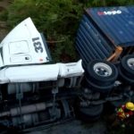 PERSONA QUEDA PRENSADA EN VOLCADURA DE TRÁILER