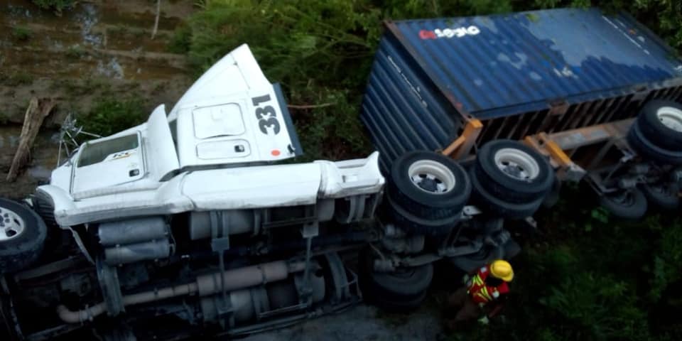 PERSONA QUEDA PRENSADA EN VOLCADURA DE TRÁILER