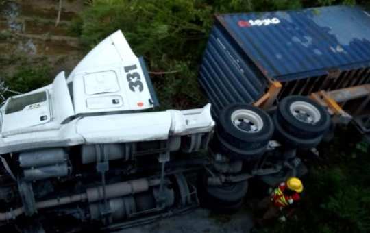 PERSONA QUEDA PRENSADA EN VOLCADURA DE TRÁILER