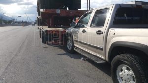 CAMIONETA SE ESTRELLA CONTRA UNAS PLATAFORMAS