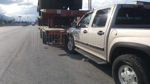 CAMIONETA SE ESTRELLA CONTRA UNAS PLATAFORMAS