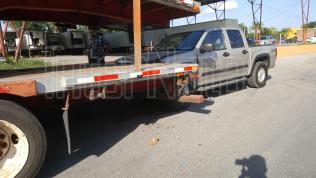 CAMIONETA SE ESTRELLA CONTRA UNAS PLATAFORMAS